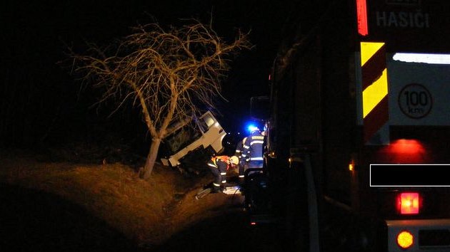 Dvaadvacetilet idi kody Octavie nepeil u Zrybnin Lhoty eln stet s kamionem.