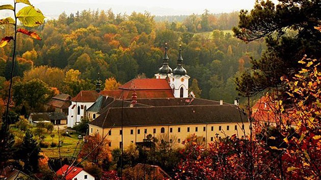 Ostrov inspirativnho ticha v bhu vednch dn, vhodn msto pro ztien, meditaci a studium  to je klter eliv.