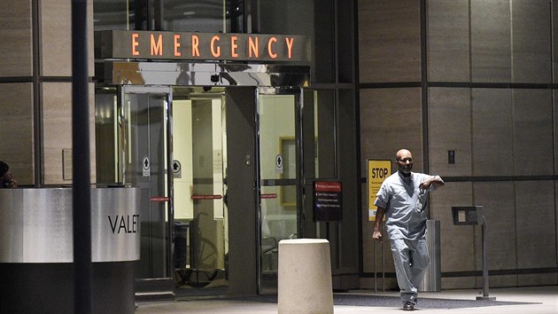 Harrisona Forda pevezli se zrannmi hlavy do UCLA Medical Center v Los Angeles. (5. bezna 2015)