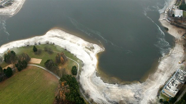 Vápnění břehů Brněnské přehrady (23. listopadu 2007).