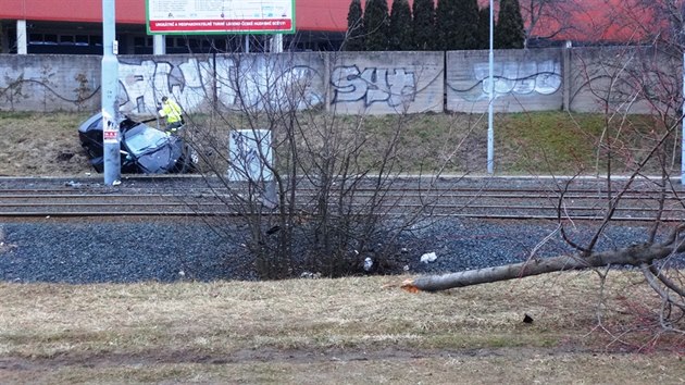 ofr BMW nezvldl v Brn zen a na Halasov nmst skonil na travnatm svahu za kolejemi tramvaje, deset a patnct metr od silnice (7. bezna 2015).
