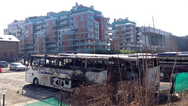 Vraky dvou zjezdovch autobus, kter nad rnem shoely na hldanm parkoviti v Praze (7. bezna 2015).