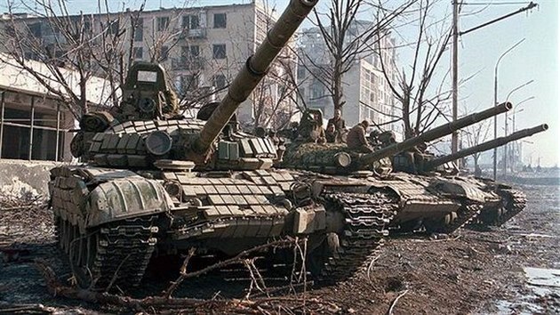 anky T-72BV s reaktivním pancíem Kontakt-1 v Grozném bhem druhé eenské války