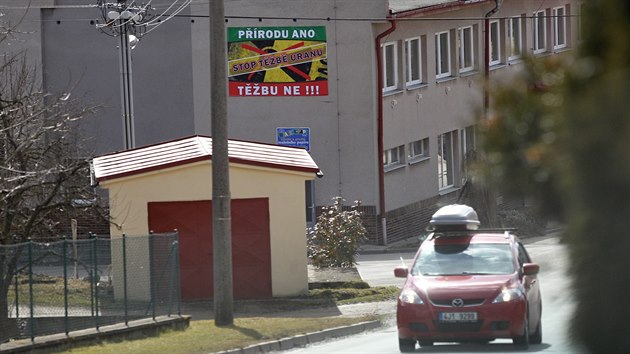 Dobe viditeln billboard proti obnoven tby uranu v Brzkov. Obec ho nech viset na kulturnm dom, jak dlouho bude poteba.