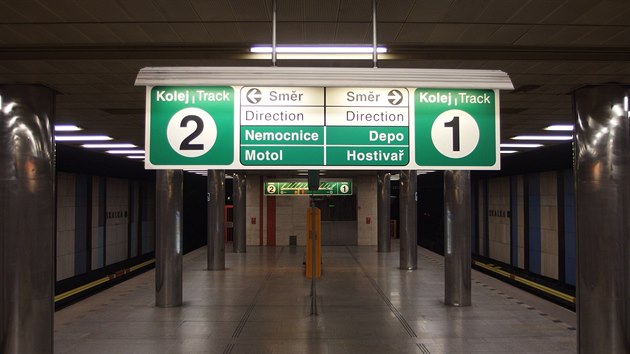 Dopravn podnik zaal v souvislosti s blcm se otevenm novch stanic metra mnit informan tabule ve vestibulech a nstupitch. Na snmku nov cedule ve stanici Skalka (3.3.2015)