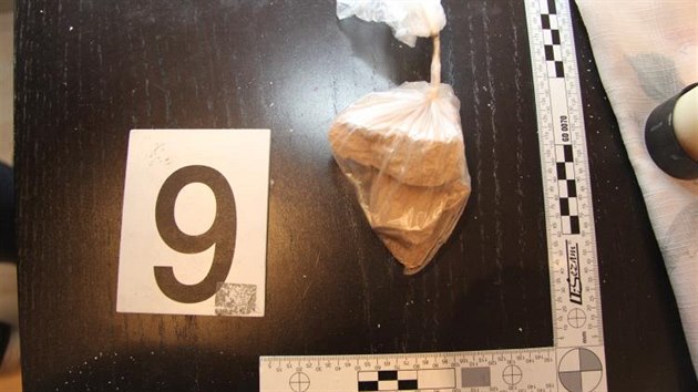 Bhem domovn prohldky zabavila policie necel kilogram heroinu.