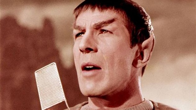 Spock se svm komuniktorem v serilu Star Trek