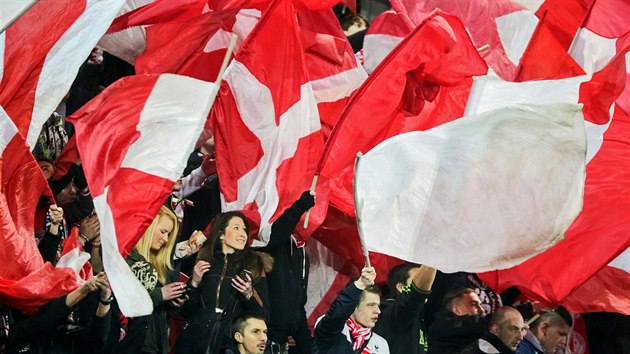 Fanouci fotbalové Slavie na severní tribun