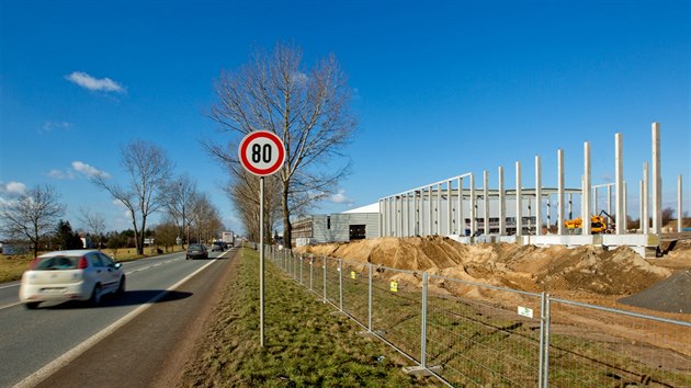 Problematick stavba obchodnho parku roste u Hradce Krlov smrem na Tebechovice pod Orebem (3.3.2015).