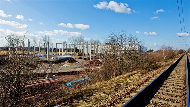 Problematick stavba obchodnho parku roste u Hradce Krlov smrem na Tebechovice pod Orebem (3.3.2015).