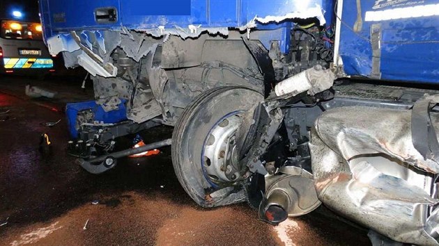 Nehoda osobnho vozu a kamionu na dv hodiny zcela uzavela frekventovanou cestu pes Buchlovsk kopce.