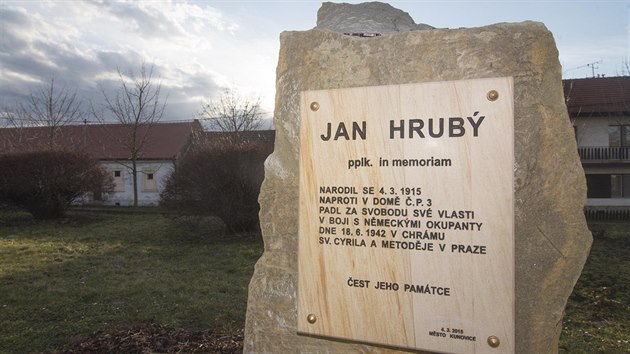 V rodnch Kunovicch odhalili Janu Hrubmu pamtnk pi pleitosti 100. vro narozen.