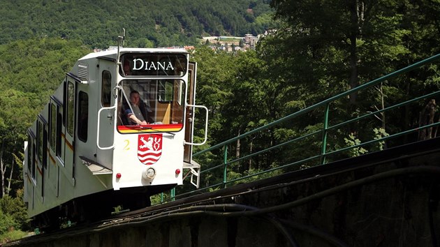 Z kabinky lanovky na Dianu se nabízí neobvyklý pohled na Karlovy Vary.