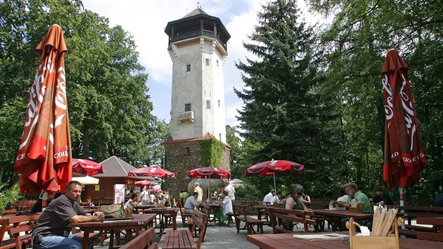 Lanov drha voz turisty k rozhledn na Vin ptelstv.