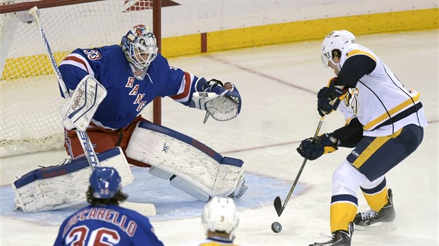 Brank Cam Talbot z New York Rangers el anci Craiga Smithe z Nashvillu.