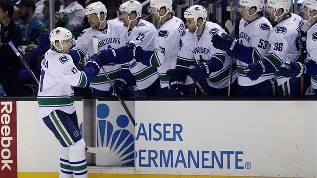 Radim Vrbata z Vancouveru se raduje se spoluhri na stdace z glu v zpase se San Jose.