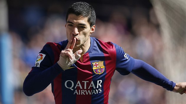 Barcelonský Luis Suarez se raduje z gólu v zápase s Rayem Vallecano.