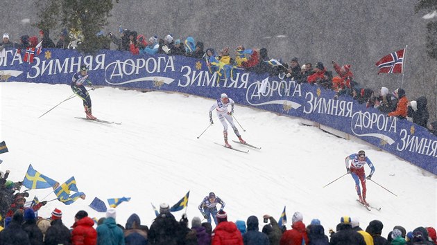 Luk Bauer (vlevo) v ele zvodu 50 kilometr. Za nm Johan Olsson (uprosted) ze vdska a Alexej Poltoranin z Kazachstnu.