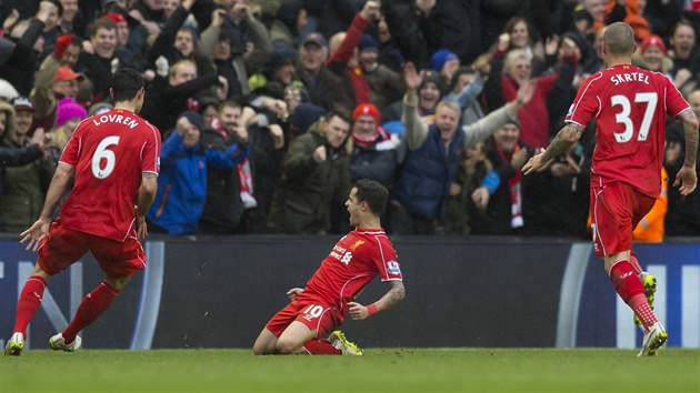 Philippe Coutinho (uprosted) z Liverpoolu slav svj gl proti Manchesteru City.