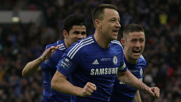 John Terry (uprosted) z Chelsea slav svj gl ve finle Ligovho pohru.