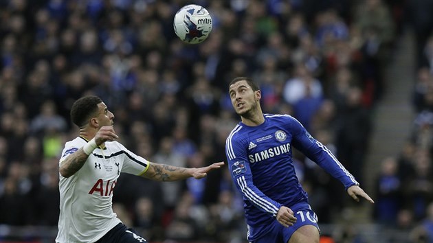 Eden Hazard (vpravo) z Chelsea a Kyle Walker z Tottenhamu v souboji o m.