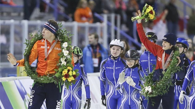 VTZOV. Nizozemsk zvodnk Sven Kramer (v oranov) a esk hvzda Martina Sblkov ovldli v Calgary svtov ampiont ve vceboji.