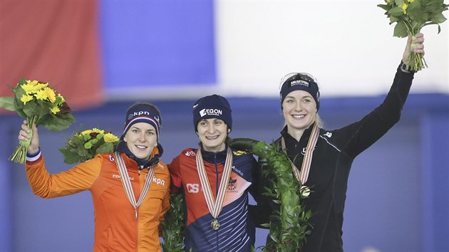 Zlato z mistrovstv svta z rychlobruslaek pevzala Martina Sblkov (urposted), stbro jej nizozemsk rivalka Ireen Wstov (vlevo) a bronz bere Ida Njatunov z Norska.