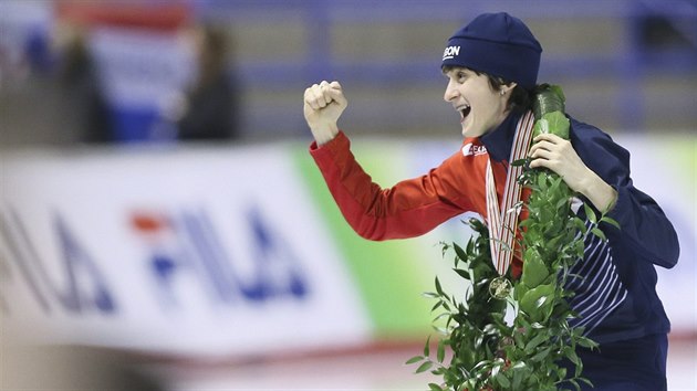 Martina Sblkov jako vtzka MS v rychlobruslaskm vceboji v Calgary.