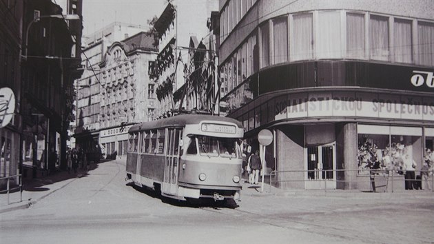 Tento pohled u dnes lid v Liberci neuvid. Tramvaj Praskou ulic k Soukennmu nmst u nejezd.