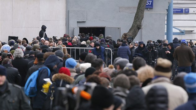 Na posledn rozlouen se zavradnm opozinm politikem Borisem Nmcovem stoj fronty davy lid (Moskva, 3. bezna 2015).