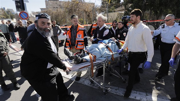 Izraelt zchrani oetuj rann po toku Palestince, kter najel autem do chodc a zranil nkolik policistek (Jeruzalm, 6. bezna 2015).