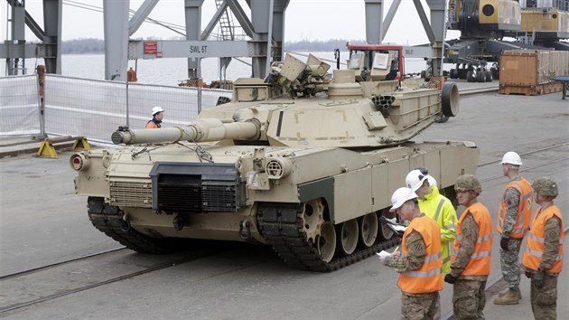 Hlavn bojov tank M1 Abrams americk armdy v riskm pstavu (Lotysko, 9. bezna 2015).