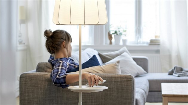 Lampa Ikea vedle svícení dokáe i bezdrátovb nabít teba mobilní telefon.