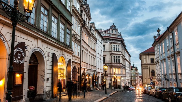 Nerudova ulice, vedouc z Malostranskho nmst k Praskmu hradu, je pes den nejrunj malostranskou turistickou tepnou. Pozdji v noci a brzy nad rnem ale znovu ov jej prastar kouzlo. 