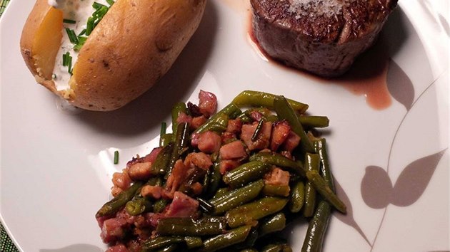 Hovězí steak ze svíčkové, slaninové fazolky, brambora s tvarohem Hovězí steak ze svíčkové, slaninové fazolky, brambora s tvarohem