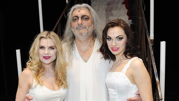 Leona Machlkov, Daniel Hlka a Kamila Nvltov v muziklu Dracula