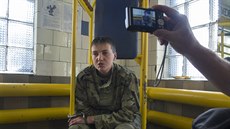 Ukrajinská pilotka Nadija Savenková po svém zadrení v Luhansku. (19. ervna...