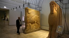 Sochy z doby Asyrské íe v bagdádském muzeu. Stoupenci Islámského státu zaali...