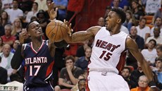 Mario Chalmers z Miami (vpravo) a Dennis Schroder z Atlanty v souboji o míč. Mario Chalmers z Miami (vpravo) a Dennis Schroder z Atlanty v souboji o míč.