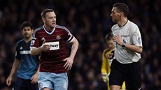 Kapitán West Hamu Kevin Nolan si povídá s rozhodím.