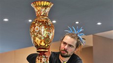 Lukáš Jabůrek, umělecký ředitel sklárny Moser, zkoumá detaily malby vázy... Lukáš Jabůrek, umělecký ředitel sklárny Moser, zkoumá detaily malby vázy...