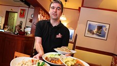 Číšník Petr Suchý servíruje jídlo v karlovarské restauraci Verona, kde mají... Číšník Petr Suchý servíruje jídlo v karlovarské restauraci Verona, kde mají...