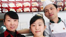 Paní Ye, její dcera Fang alias Selina a pan Xu. Bistro v Karlových Varech... Paní Ye, její dcera Fang alias Selina a pan Xu. Bistro v Karlových Varech...