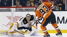 Jakub Voráek z Philadelphie pálí na bostonského brankáe Tuukku Raska.