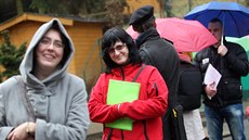 Rodiče při zápisech v Mateřské škole v Údolní ulici vytvořili frontu. Rodiče při zápisech v Mateřské škole v Údolní ulici vytvořili frontu.