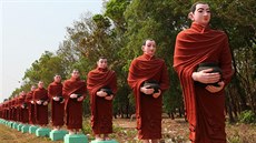 Cestu k obrovskému Buddhovi lemuje nekonený zástup mnich s miskami na almunu.