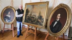 Kastelán kunínského zámku Jaroslav Zezulčík s obrazy, které přivezl z dědictví... Kastelán kunínského zámku Jaroslav Zezulčík s obrazy, které přivezl z dědictví...