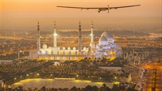 Solar Impulse nad Velkou meitou v Abú Zabí pi testovacím letu v únoru 2015