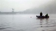 Potápěči sklápějí a zazimovávají aerační věže (10. října 2013). Potápěči sklápějí a zazimovávají aerační věže (10. října 2013).