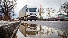 Úsek u pardubické rafinerie Paramo je vytížený a navíc i povrch silnice na... Úsek u pardubické rafinerie Paramo je vytížený a navíc i povrch silnice na...